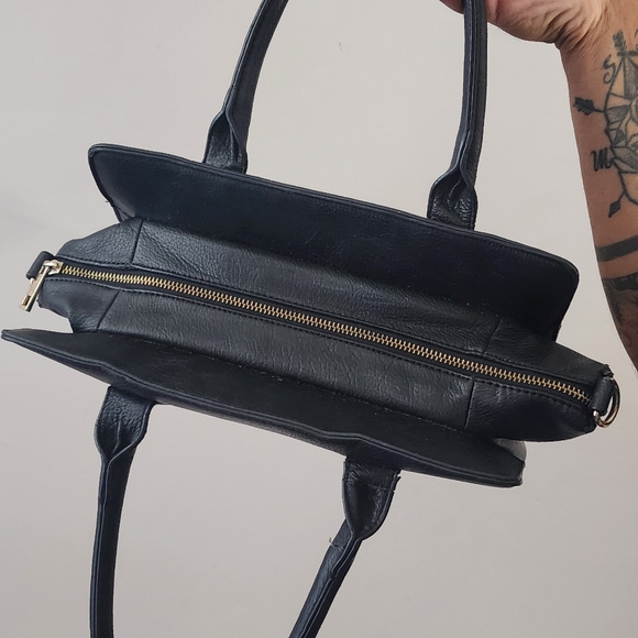 Black Handbag 👛🖤 - Picture 7 of 9